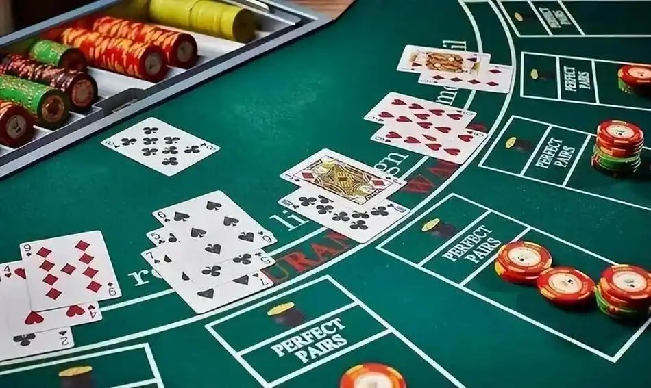 Pengguna dewasa Indonesia membaca panduan FAQ situs777 di perangkat mobile